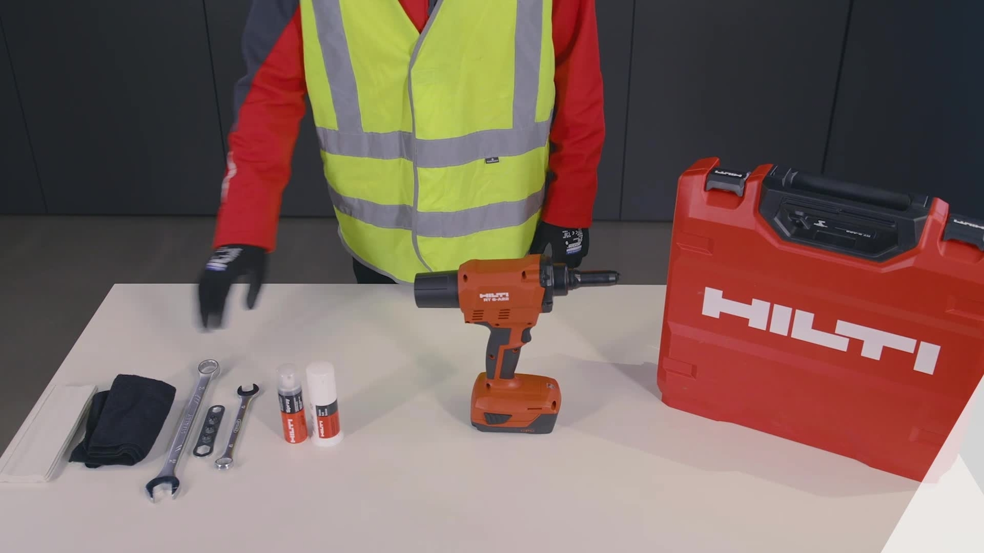 Video de utilización de la remachadora a batería RT 6-A22. Procedimientos de sustitución de mordazas