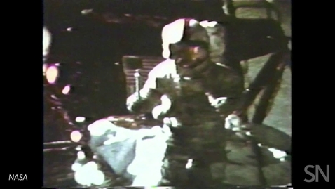 Thumbnail for David Scott does the feather hammer experiment on the moon | Science News