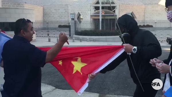 【中國國慶】中國駐美大使館外香港流亡者操刀焚燒五星紅旗