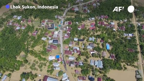 Indonesians Shelter as Floodwaters Remain High