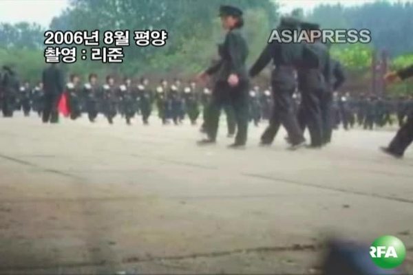 [2분 영상 북한을 보다] 열병식 훈련하는 여학생들