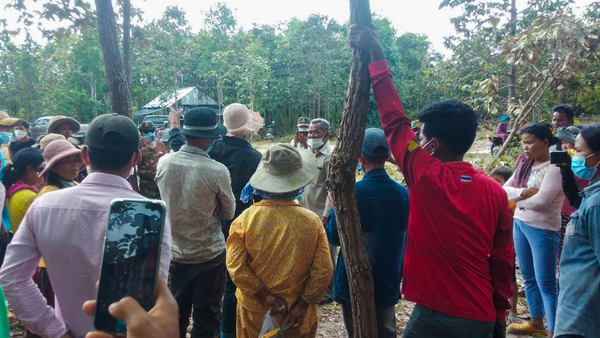 ប្រជា​​សហគមន៍​​ឧត្ដម​​ស្រែ​ពស់​​ខេត្ត​កំពង់ស្ពឺ​​បន្ត​ចុះ​​ការពារ​​ព្រៃ​​មេត្តា​​ធម្មជាតិ​​ទោះ​​ក្រុម​​ទាហាន​​​បាញ់​​គំរាម