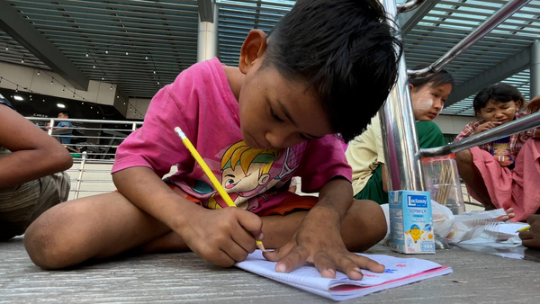 Volunteers teach Yangon’s street children to read and write