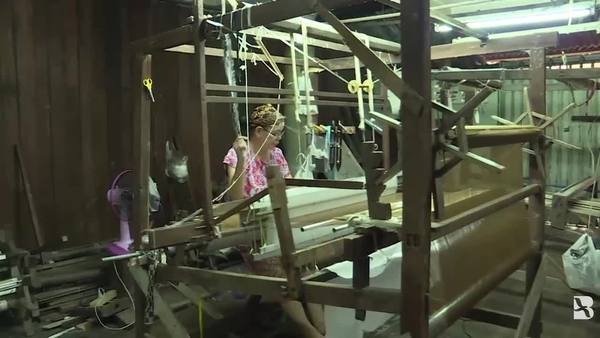 Thai Muslim Silk Weaver Strives to Keep Heritage Alive