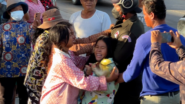 Video thumbnail for Phnom Penh street vendors clash with police after authorities threw their produce into a lake