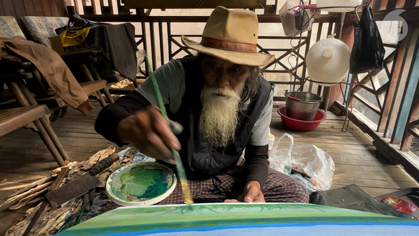 Mandalay painter turns tree bark into art