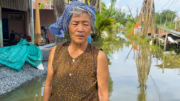 ពលរដ្ឋ​ភូមិ​ព្រែក​ហូរ​ក្រុង​តាខ្មៅ​ត្អូញត្អែរ​លំបាក​រស់​នៅ​ដោយ​សារ​ជំនន់​ទឹក​ភ្លៀង