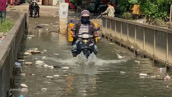 ពលរដ្ឋត្អូញត្អែរពីបញ្ហាទឹកភ្លៀង បង្កជាទឹកជន់លិចផ្ទះសម្បែង