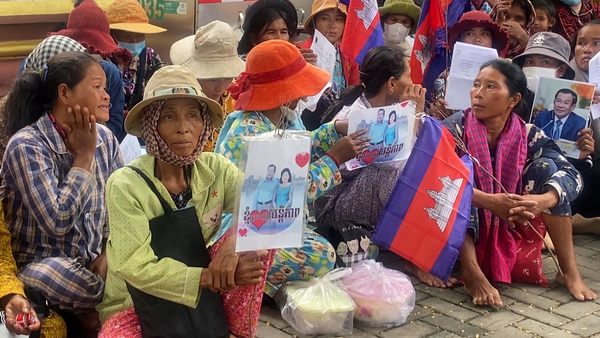 Land protesters gather at Justice Ministry in Phnom Penh