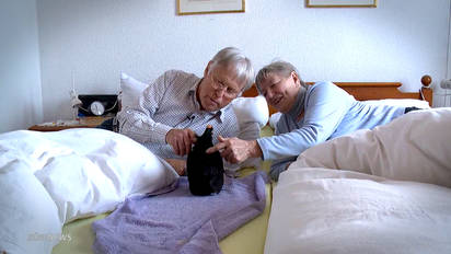Aussergewohnliches Haustier Dieses Rentnerpaar Hat Ein Zwerghuhn Im Ehebett Video Aargauer Zeitung