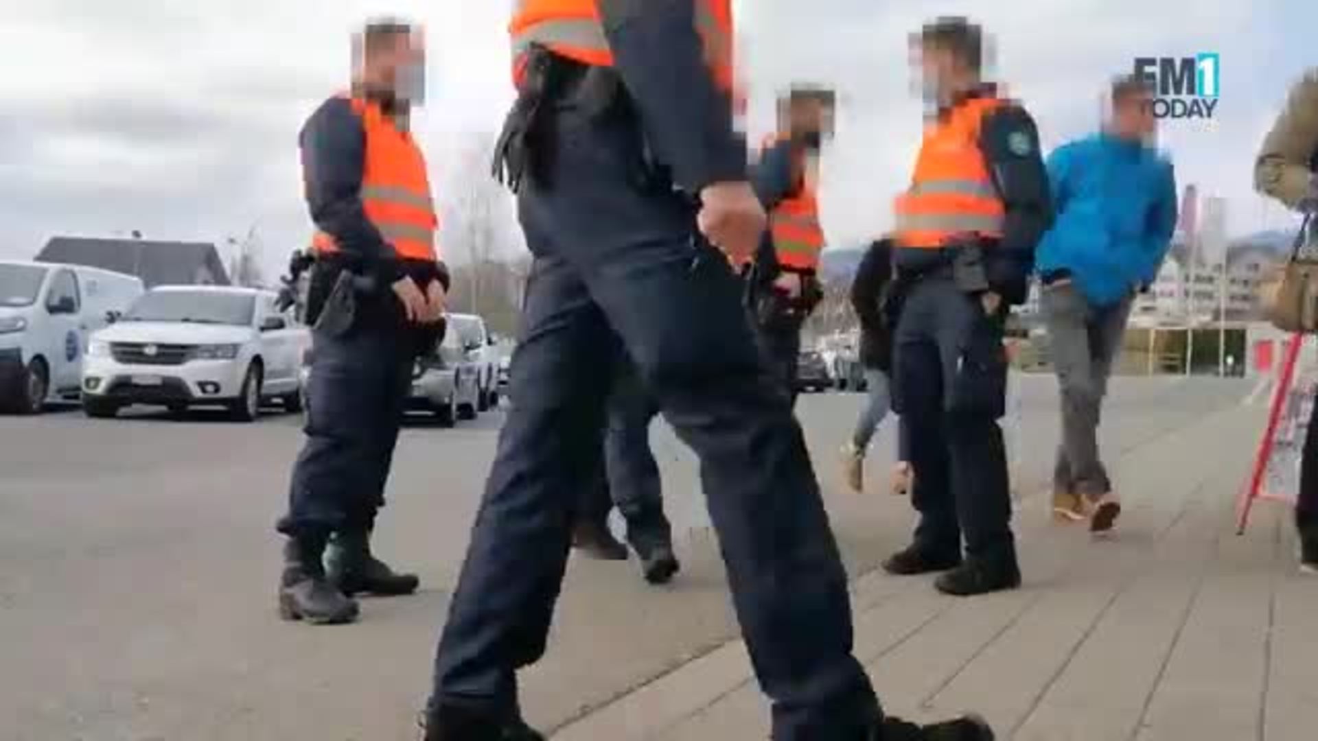gommiswald 90 coronaskeptiker trafen sich illegal in einem restaurant anzeigen fur veranstalter und wirtin bussen fur teilnehmende