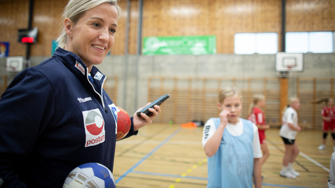 Thumbnail for entry Trening med stjernene - Heidi Løke besøkte Haslum IL