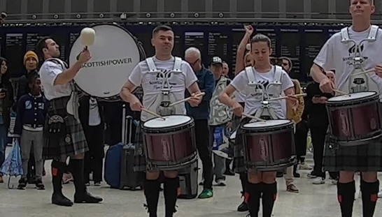 Actuación sorpresa de la banda de gaiteros de ScottishPower en la Estación Central de Glasgow