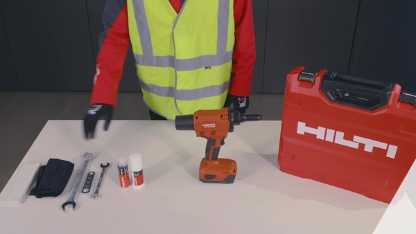 Vídeo de instruções da rebitadora RT 6-A22 a bateria. Como trocar as mandíbulas