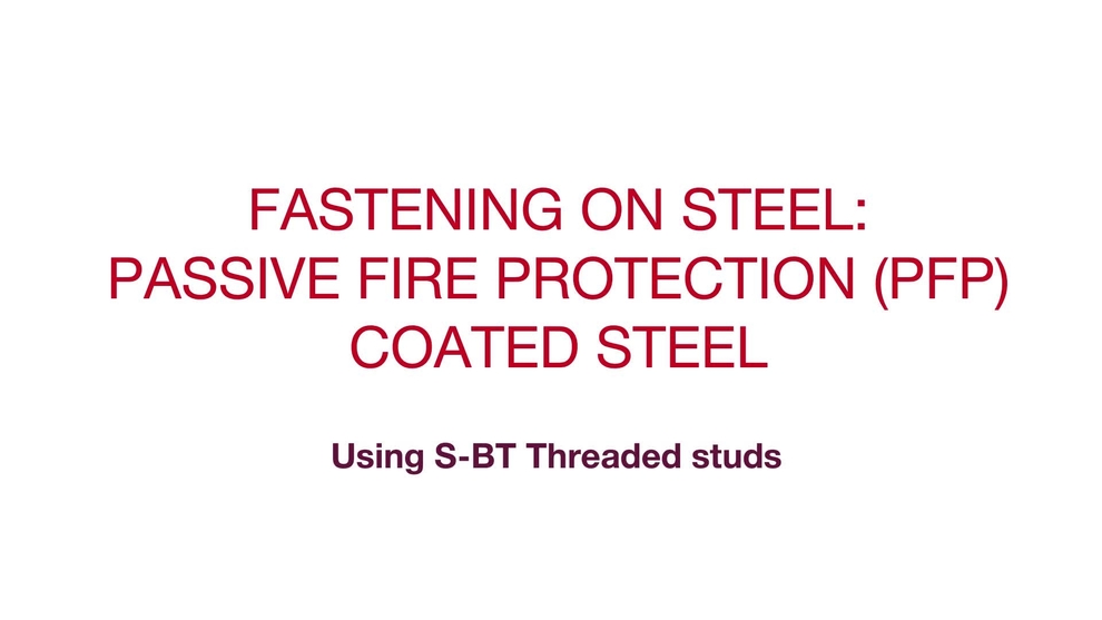 Fixation dans l'acier : acier revêtu de protection passive contre l’incendie (PFP) à l'aide de goujons filetés S-BT, avec l’appareil à accus SBT 4-A22 G.
