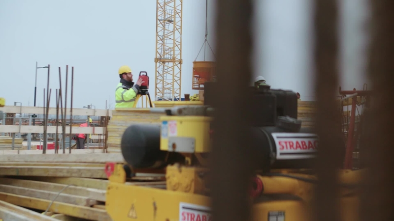 Werbefilm: Wir zeigen Ihnen, wie einfach unsere fortschrittlichen Abstecklösungen im Vergleich zu herkömmlichen Methoden sind.