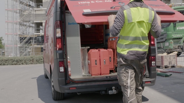 Wir stellen vor: den kompakten, ausklappbaren Hilti Universal-Trolley für den einfachen Transport von Werkzeugkoffern, Verbrauchsmaterialien und anderen Gegenständen, die bei der Arbeit benötigt werden.