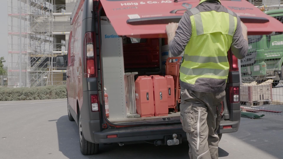 Wir stellen vor: den kompakten, ausklappbaren Hilti Universal-Trolley für den einfachen Transport von Werkzeugkoffern, Verbrauchsmaterialien und anderen Gegenständen, die bei der Arbeit benötigt werden.
