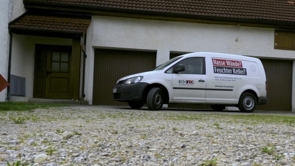 Leistungsstarker und dennoch leichter SDS-max Kombihammer zum Bohren und Meißeln in Beton, mit abnehmbarem Netzkabel.