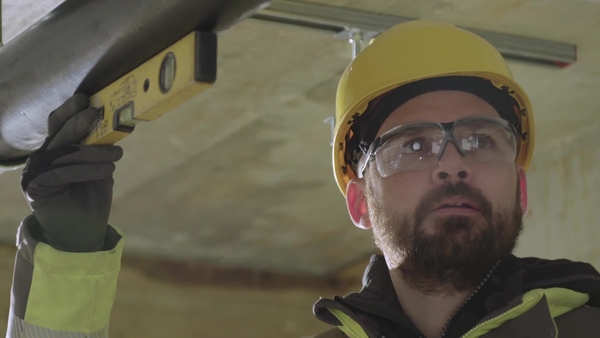 01 Film promujący uchwyt pręta gwintowanego MQA-H jako element wprowadzenia nowego systemu instalacyjnego.