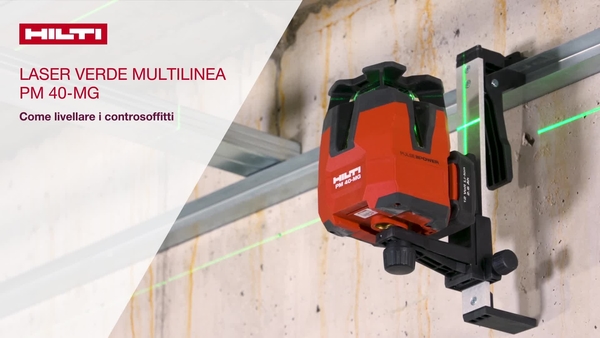 Livellamento di controsoffitti con il laser multilinea verde PM 40-MG. Usare la staffa per attacco a parete per fissare l'attrezzo sul profilo a parete. Usare il bersaglio verde per livellare il soffitto.