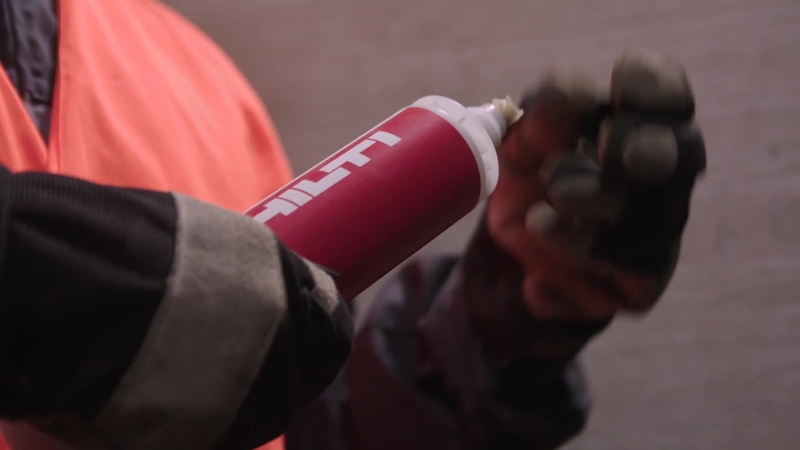 Video o aplikaci ve výrobě: Hilti HIT-1 je rychlotvrdnoucí vytlačovací lepicí hmota ve tvrdé nábojce, kterou lze použít také s běžnou těsnicí pistolí pro všechny podkladové materiály.