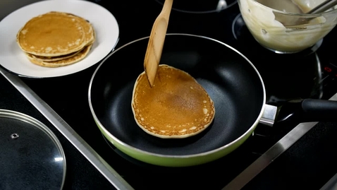 Thumbnail for entry Cooking pancakes