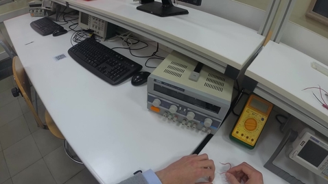 Miniatura para Laboratorio de Electrónica Digital - EPS - Vídeo 1 - Puenteado de la fuente de alimentación de corriente continua