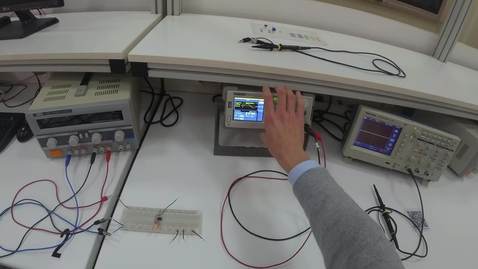 Miniatura para Laboratorio de Electrónica Digital - EPS - Vídeo 9 - Conexión de la fuente y el osciloscopio al circuito