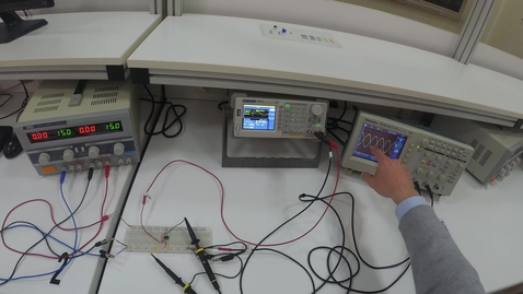Miniatura para Laboratorio de Electrónica Digital - EPS - Vídeo 11 - Visualización de señales de entrada y de salida en el osciloscopio – Parte 2
