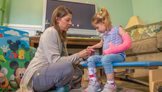 Go to Researchers use therapeutic approach to help infant stroke victims with duration: 1 minute, 44 seconds
