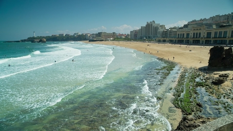 Miniatura para la entrada ocean-waves-bursting-on-the-shore-of-the-coast-4078