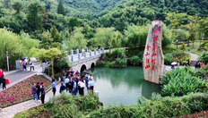 Go to President Xi Jinping's “Two Mountains” Theory (English subtitles available) with duration: 5 分鐘, 24 秒