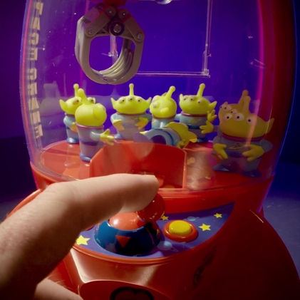 【아야】トイストーリーClaw Machine クレーンゲーム　6点セット Toy Story Alien Crane Game with Sound | Disney Store