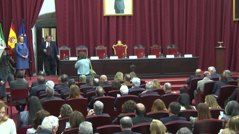 Miniatura para ACTO DE ENTREGA DE LA MEDALLA DE LA UNIVERSIDAD DE SEVILLA CON LA QUE SE DISTINGUE A Dª CONCHA YOLDI GARCÍA