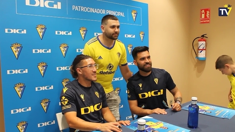 Miniatura para David Gil y Pacha Espino firmaron autógrafos en Bahía Sur