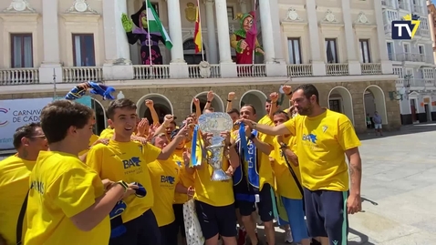 Miniatura para la entrada El club homenajea al Cádiz CF Genuine