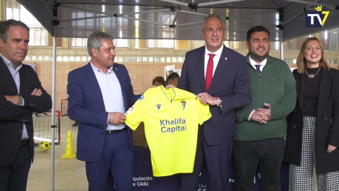 Miniatura para la entrada Ruiz Boix recibe una camiseta oficial del Cádiz CF en la II Feria del Deporte