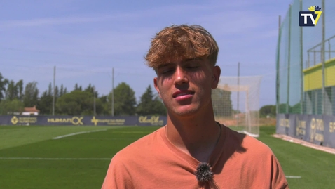 Miniatura para De la Rosa: &quot;Es el sueño de todo niño y tuve la suerte de hacerlo con el Cádiz CF que es el club que sigo desde pequeño y amo&quot;.